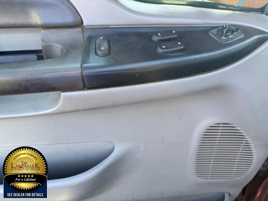 Ford Super Duty F-350 SRW Vehicle Full-screen Gallery Image 8