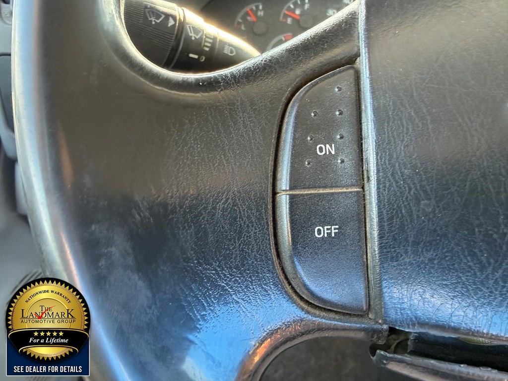 Ford Super Duty F-350 SRW Vehicle Full-screen Gallery Image 10