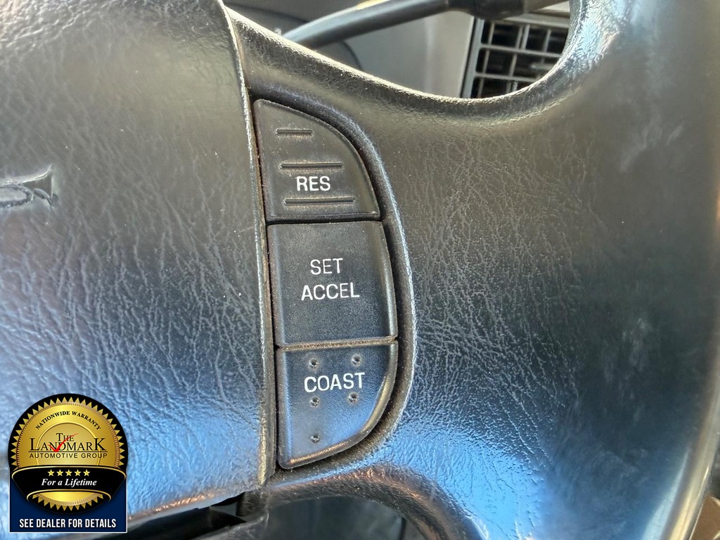 Ford Super Duty F-350 SRW Vehicle Full-screen Gallery Image 11