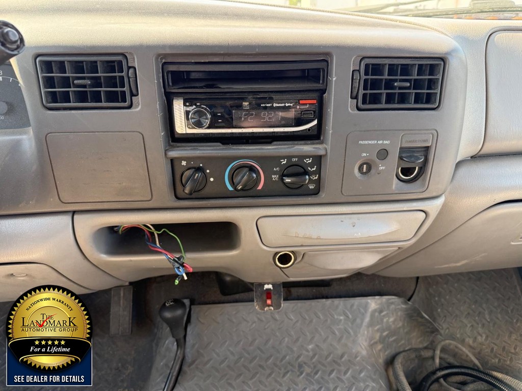 Ford Super Duty F-350 SRW Vehicle Full-screen Gallery Image 16