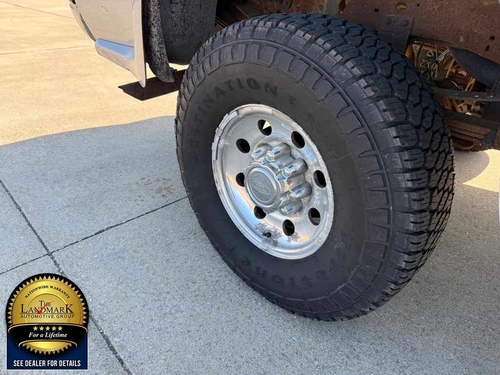 Ford Super Duty F-350 SRW Vehicle Full-screen Gallery Image 18