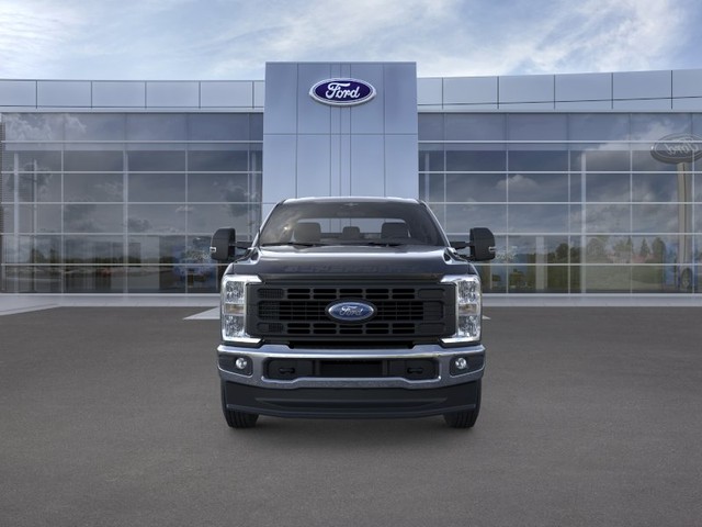 Ford F-350SD Vehicle Full-screen Gallery Image 6