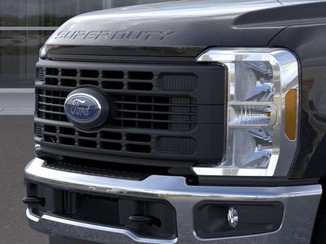 Ford F-350SD Vehicle Full-screen Gallery Image 17