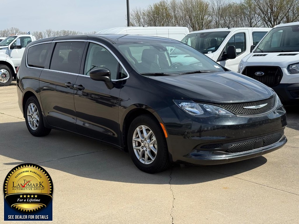 Chrysler Voyager Vehicle Full-screen Gallery Image 3