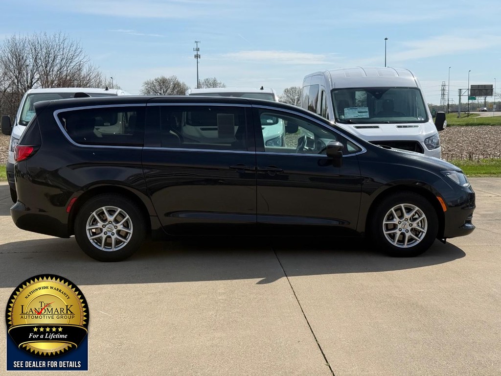 Chrysler Voyager Vehicle Full-screen Gallery Image 4