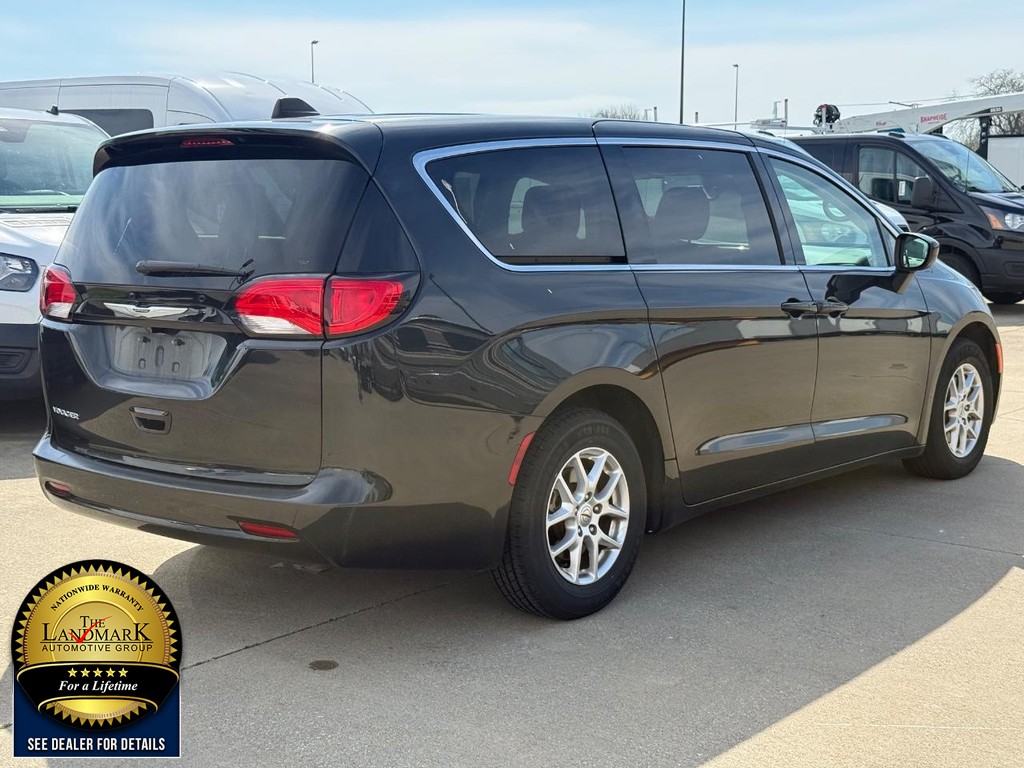 Chrysler Voyager Vehicle Full-screen Gallery Image 5