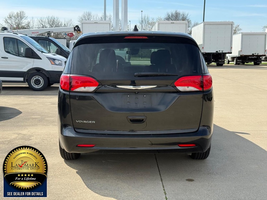 Chrysler Voyager Vehicle Full-screen Gallery Image 6