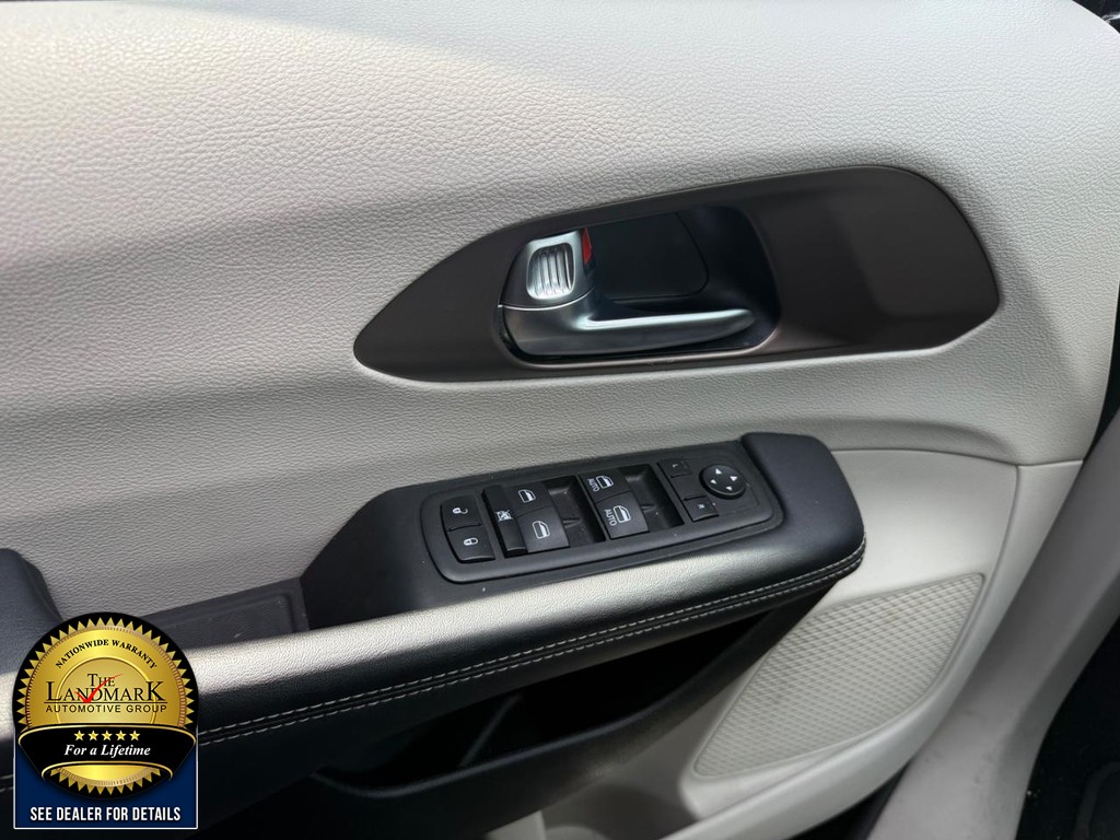 Chrysler Voyager Vehicle Full-screen Gallery Image 8