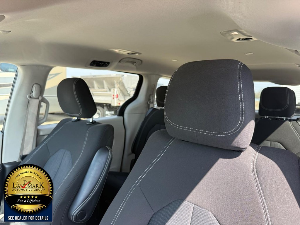 Chrysler Voyager Vehicle Full-screen Gallery Image 9