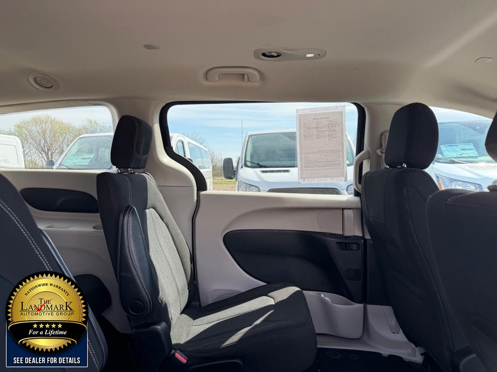 Chrysler Voyager Vehicle Full-screen Gallery Image 15