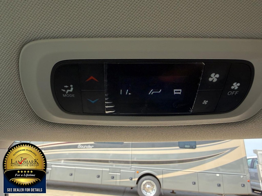 Chrysler Voyager Vehicle Full-screen Gallery Image 16