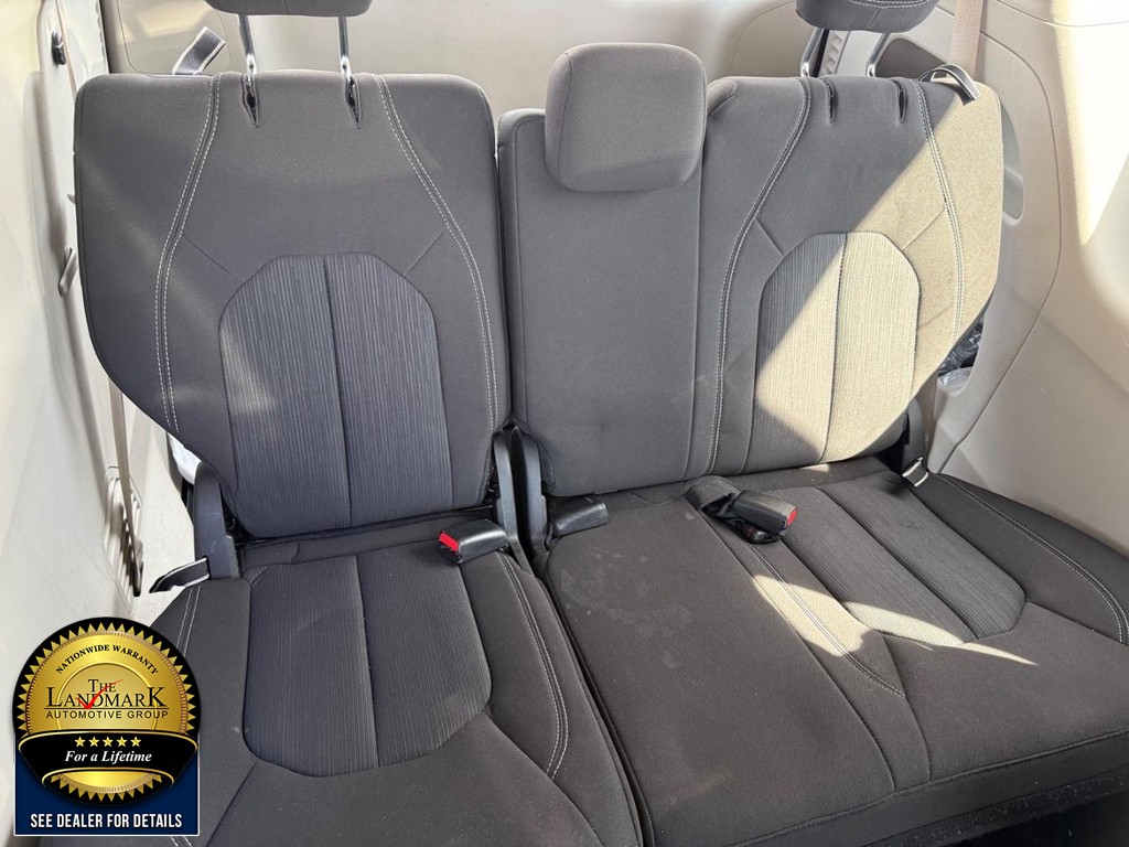 Chrysler Voyager Vehicle Full-screen Gallery Image 17