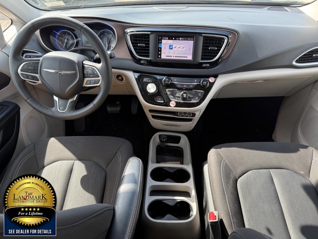 Chrysler Voyager Vehicle Full-screen Gallery Image 18