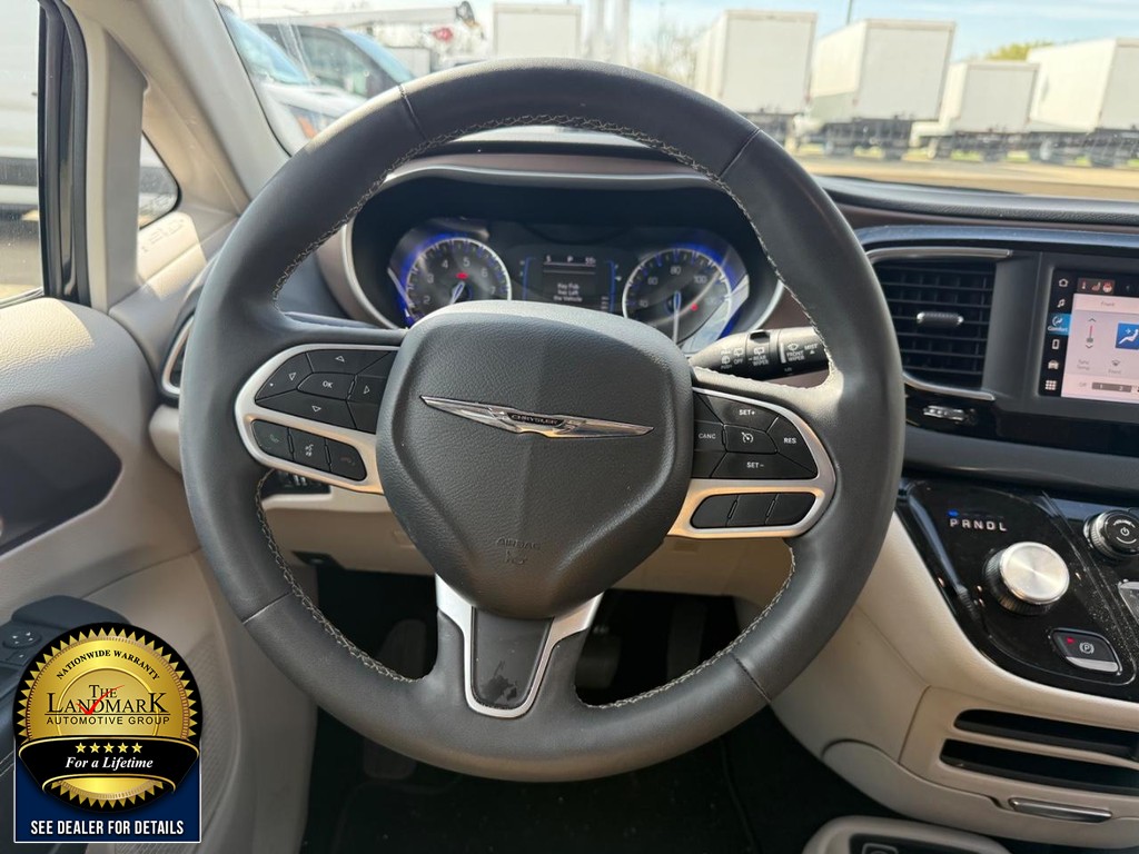 Chrysler Voyager Vehicle Full-screen Gallery Image 19