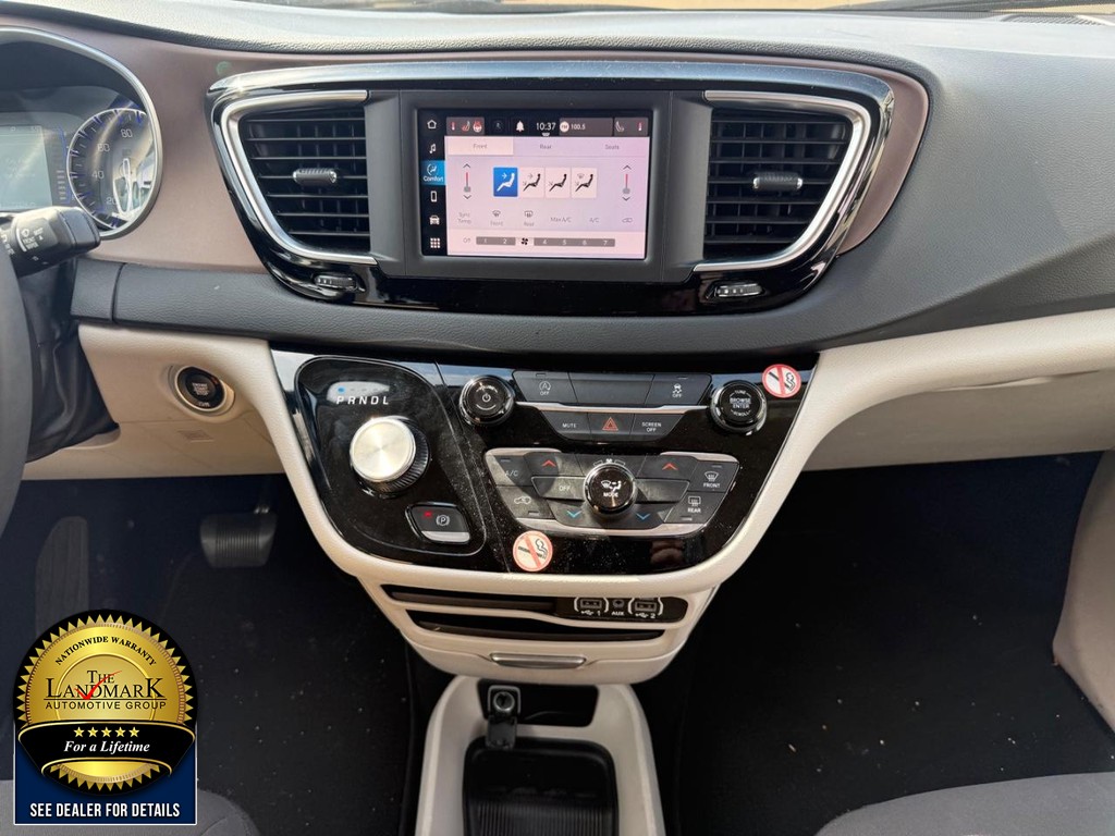 Chrysler Voyager Vehicle Full-screen Gallery Image 20