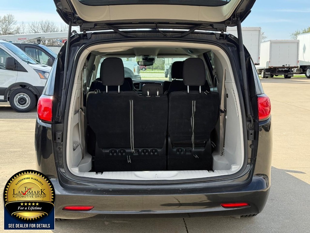 Chrysler Voyager Vehicle Full-screen Gallery Image 21