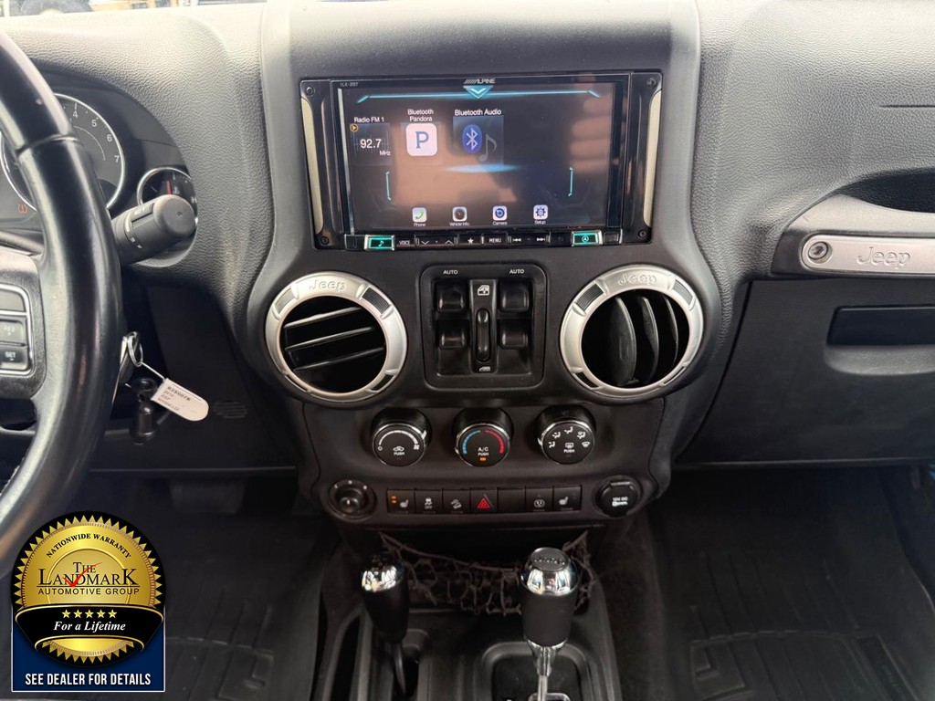 Jeep Wrangler JK Unlimited Vehicle Full-screen Gallery Image 19