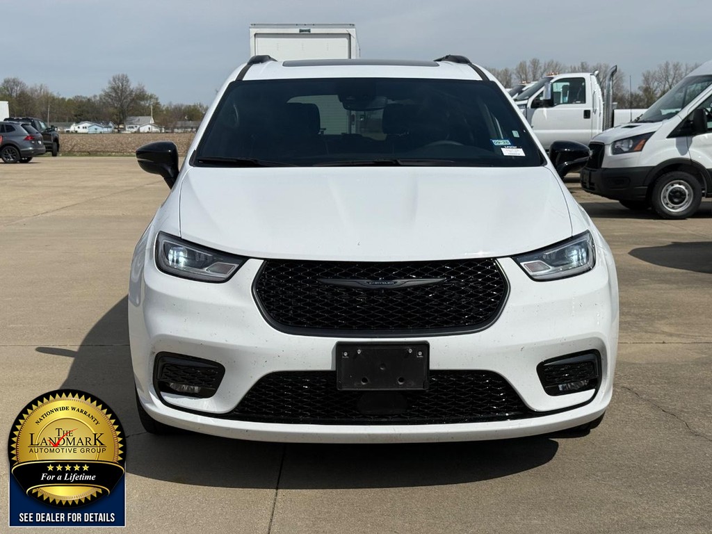 Chrysler Pacifica Vehicle Full-screen Gallery Image 2