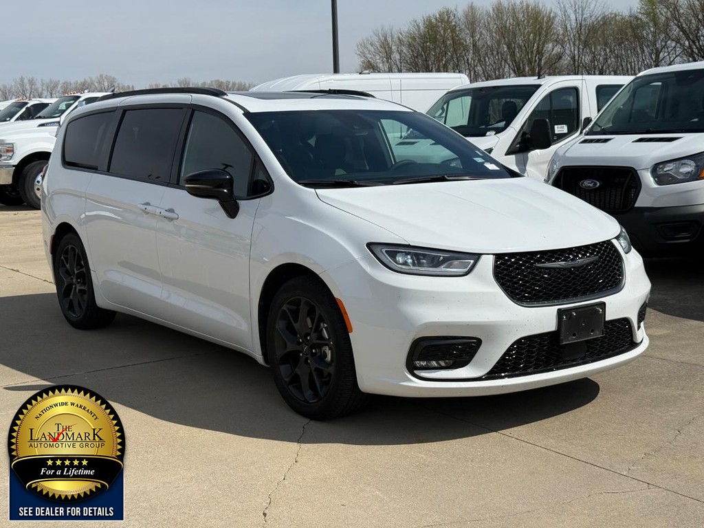 Chrysler Pacifica Vehicle Full-screen Gallery Image 3