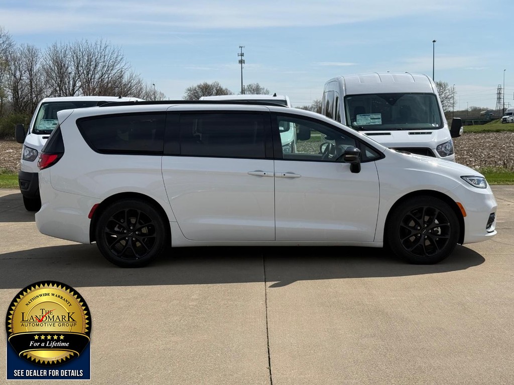 Chrysler Pacifica Vehicle Full-screen Gallery Image 4