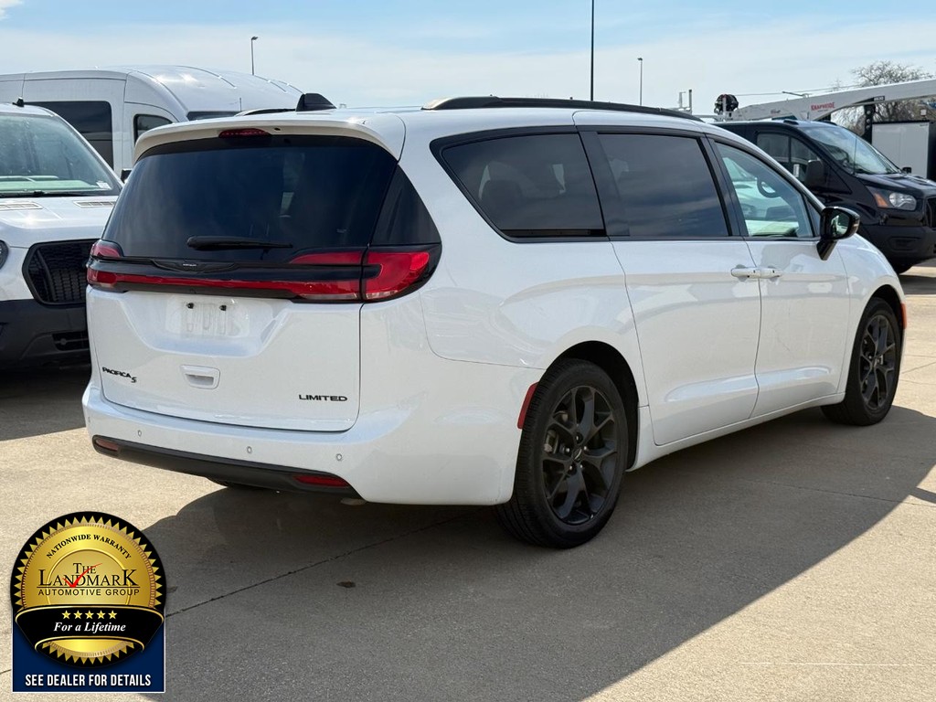 Chrysler Pacifica Vehicle Full-screen Gallery Image 5