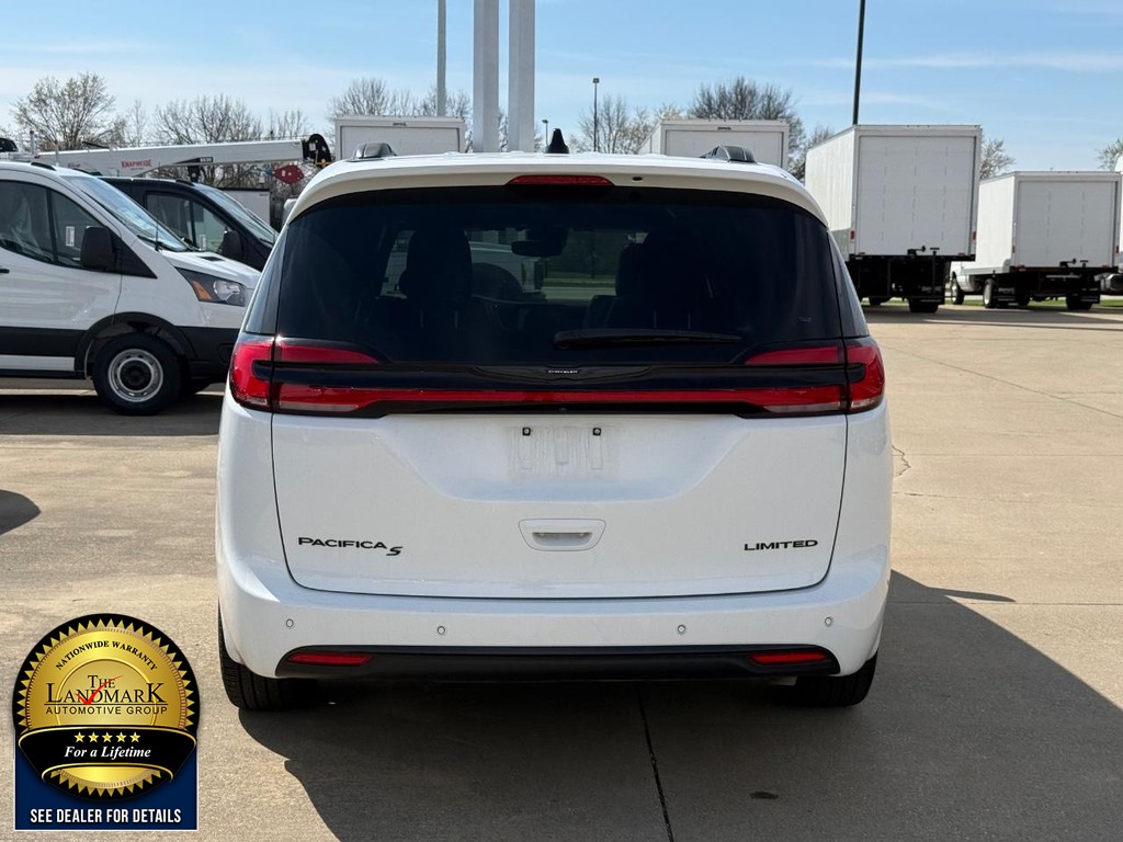 Chrysler Pacifica Vehicle Full-screen Gallery Image 6