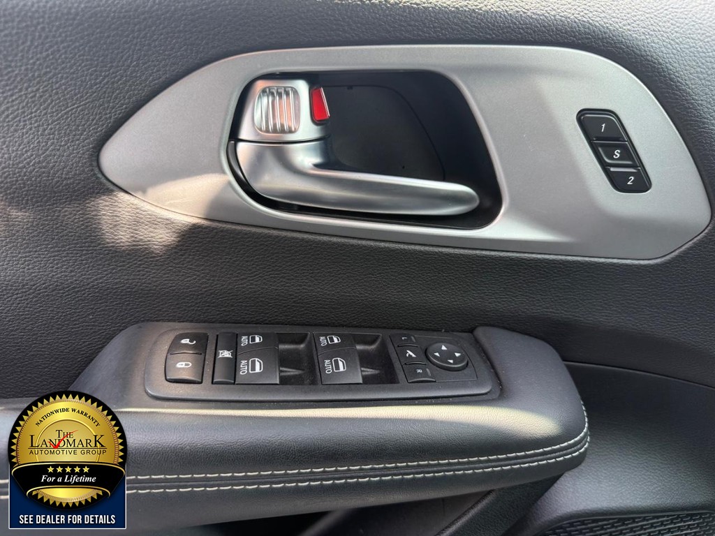 Chrysler Pacifica Vehicle Full-screen Gallery Image 8