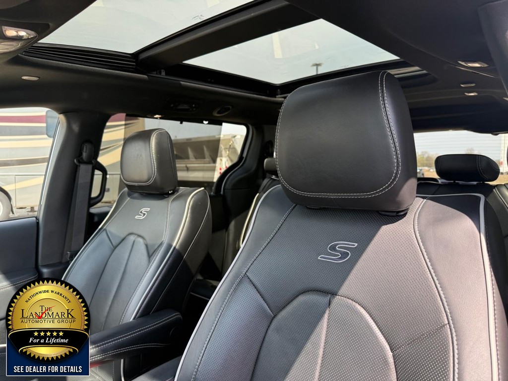 Chrysler Pacifica Vehicle Full-screen Gallery Image 9