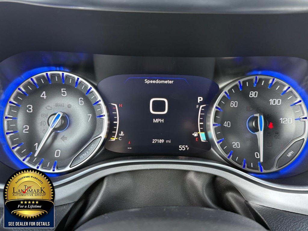 Chrysler Pacifica Vehicle Full-screen Gallery Image 12