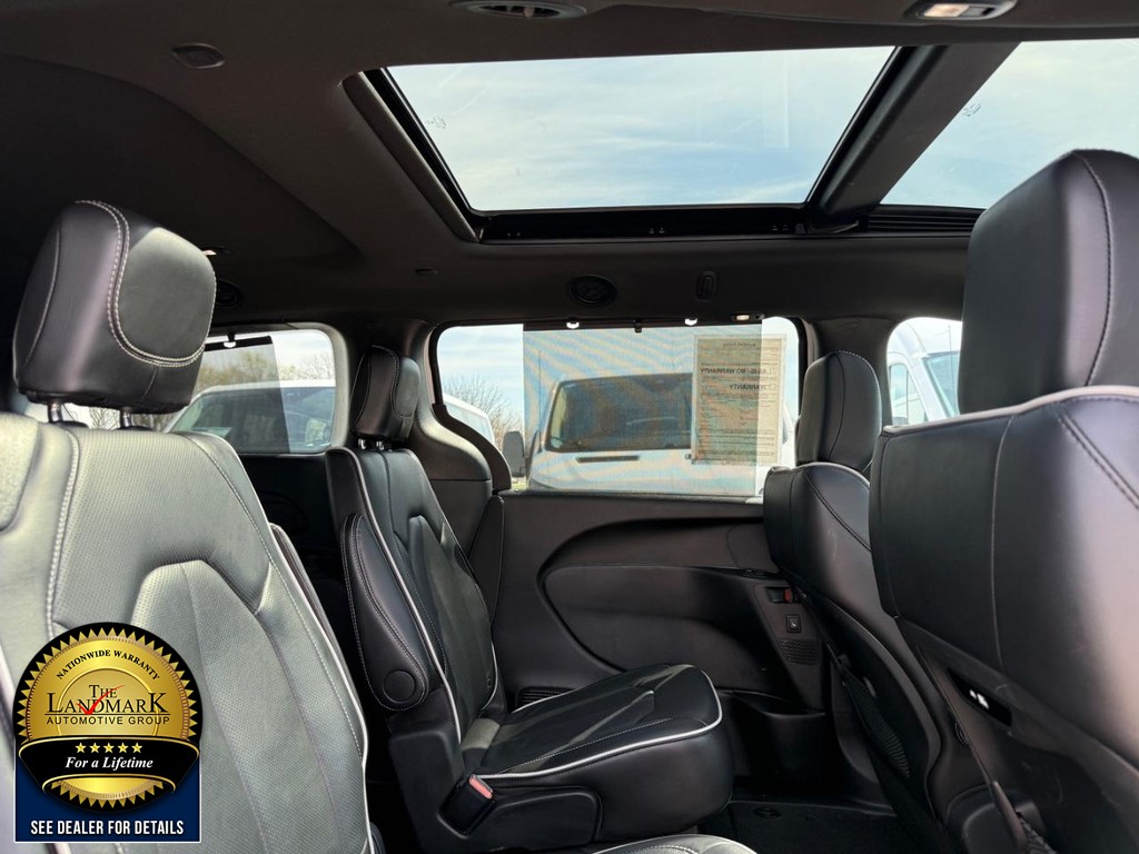 Chrysler Pacifica Vehicle Full-screen Gallery Image 16