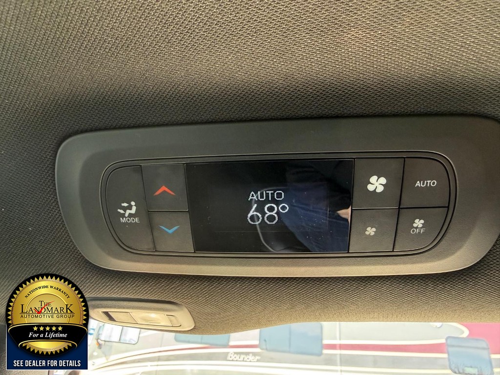 Chrysler Pacifica Vehicle Full-screen Gallery Image 17