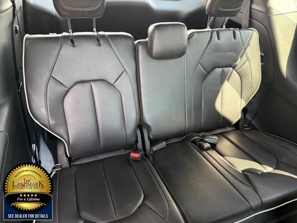 Chrysler Pacifica Vehicle Full-screen Gallery Image 19