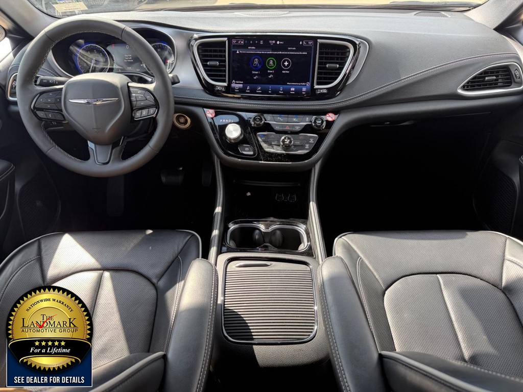 Chrysler Pacifica Vehicle Full-screen Gallery Image 20