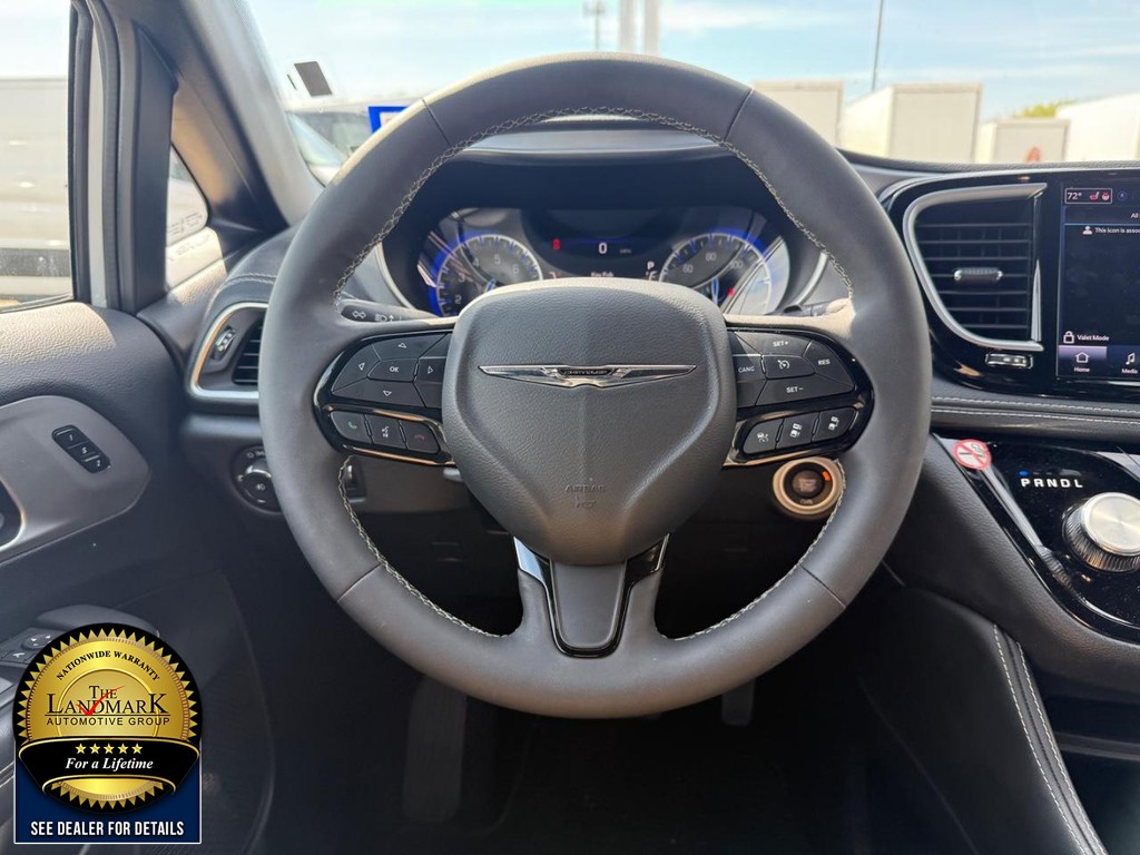 Chrysler Pacifica Vehicle Full-screen Gallery Image 21