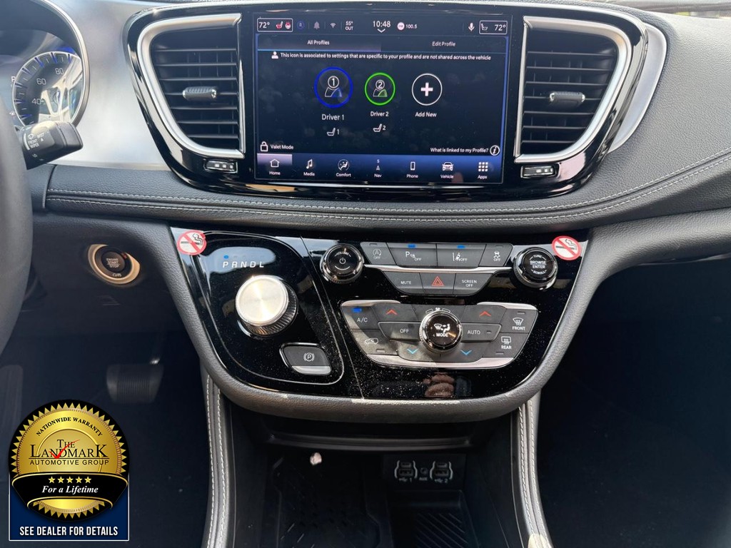 Chrysler Pacifica Vehicle Full-screen Gallery Image 22