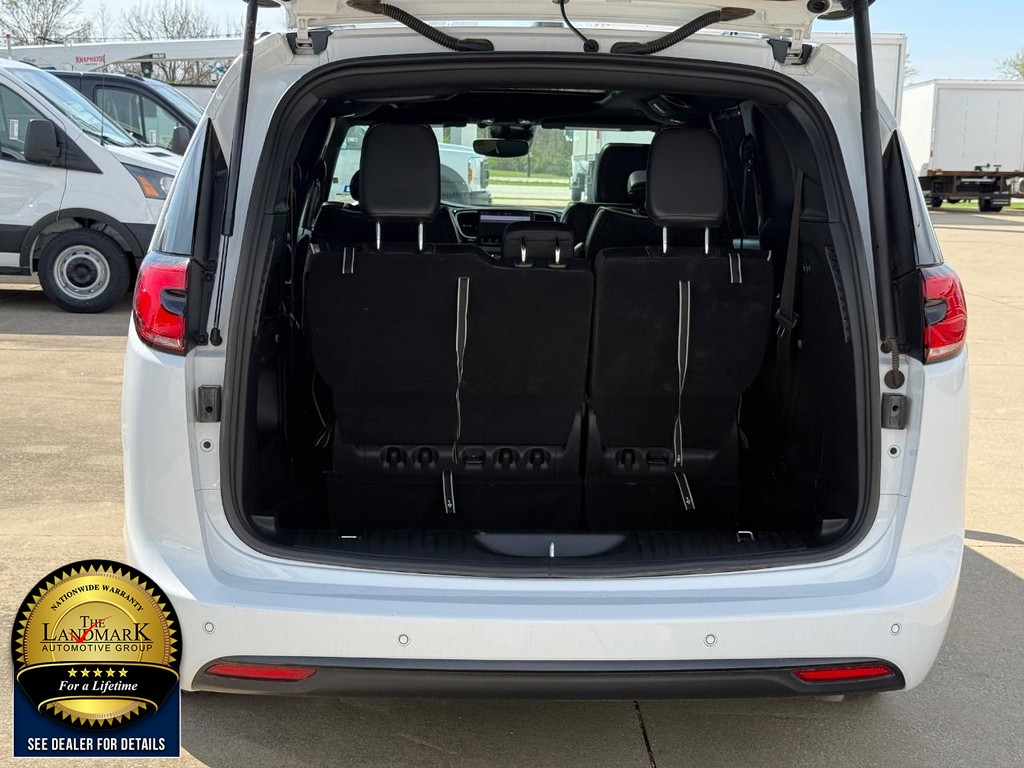 Chrysler Pacifica Vehicle Full-screen Gallery Image 23