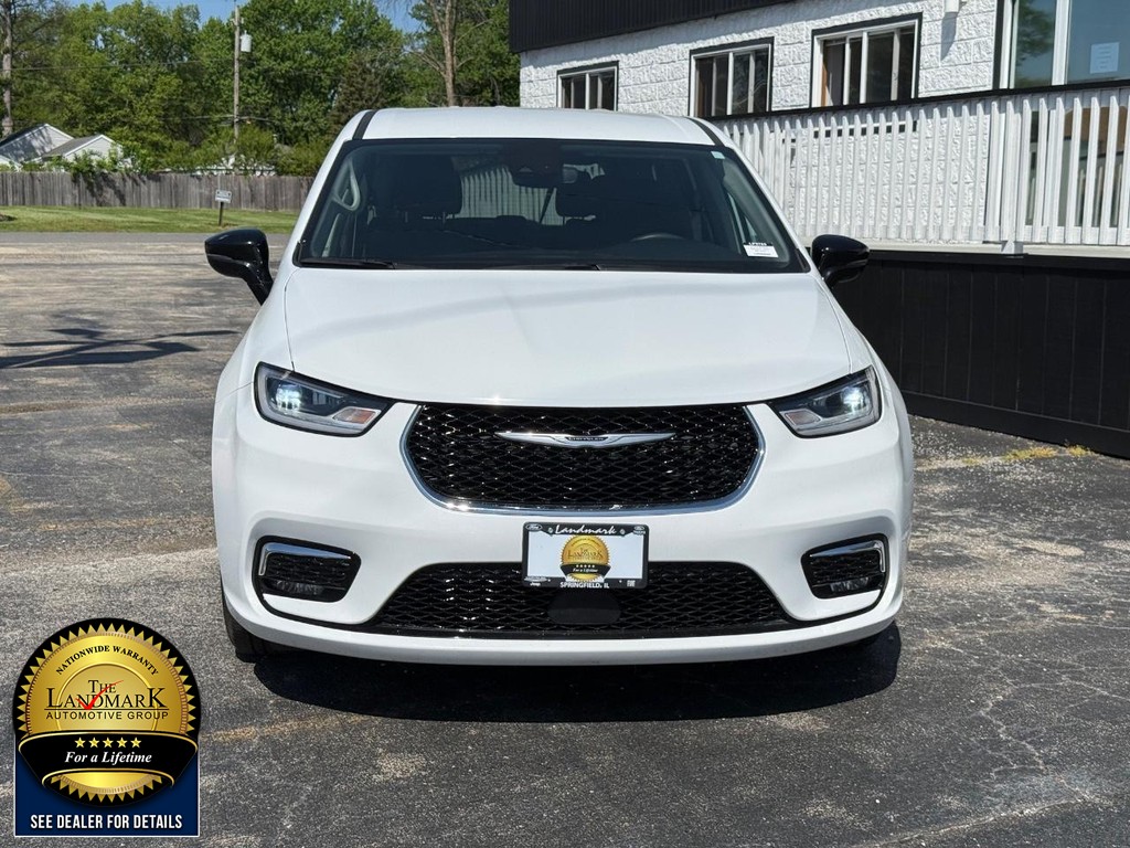 Chrysler Pacifica Vehicle Full-screen Gallery Image 2