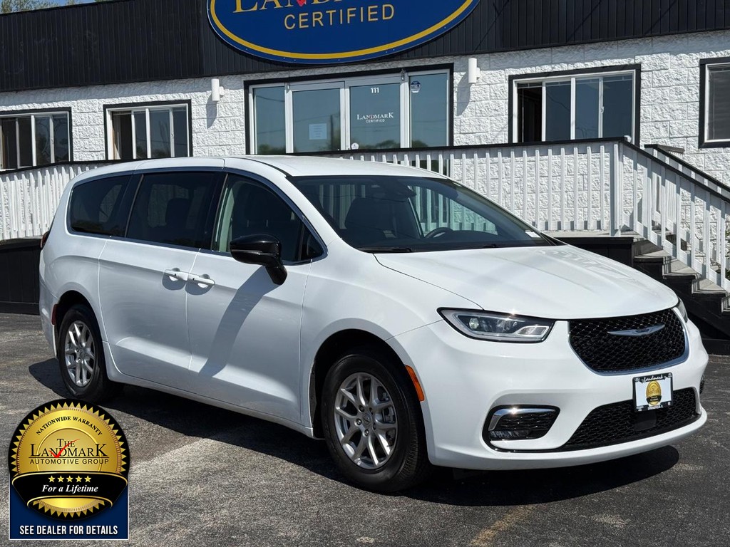 Chrysler Pacifica Vehicle Full-screen Gallery Image 3