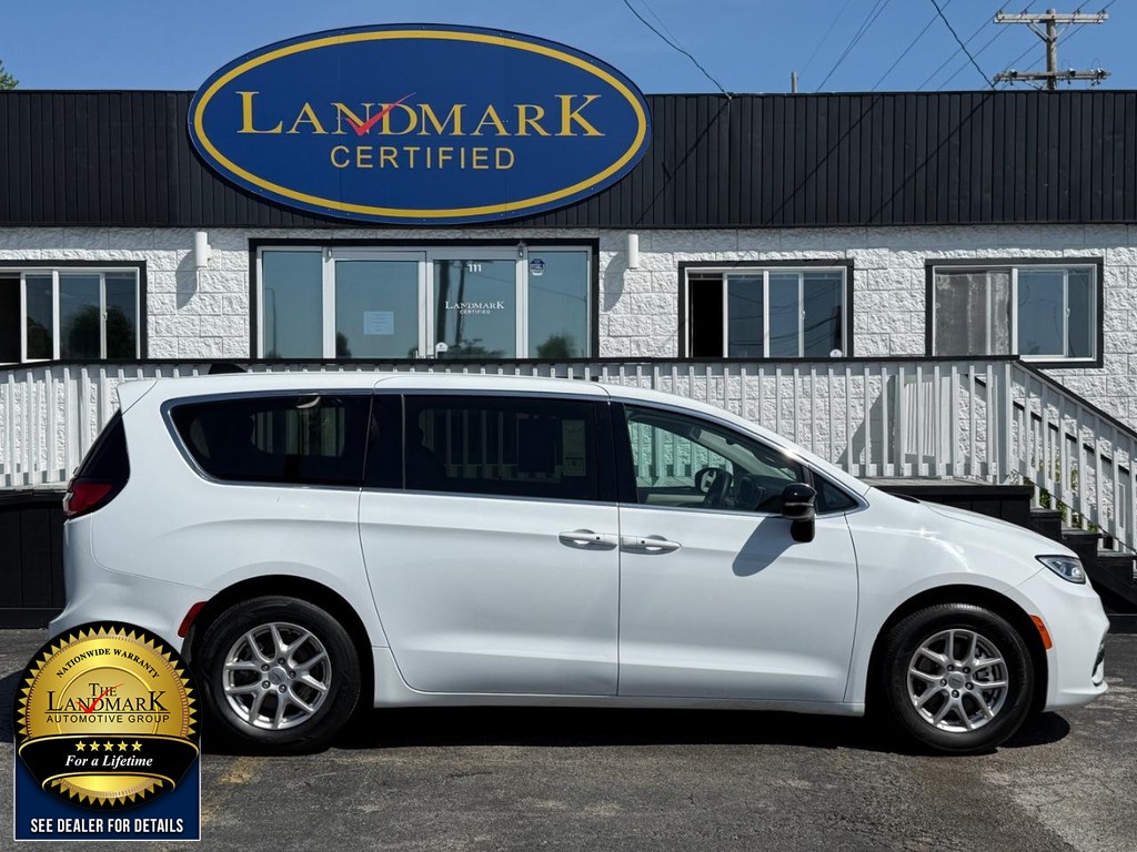 Chrysler Pacifica Vehicle Full-screen Gallery Image 4