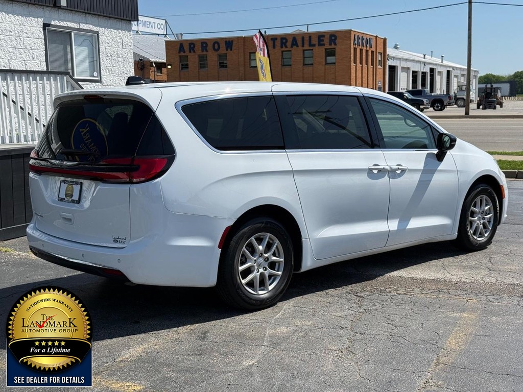 Chrysler Pacifica Vehicle Full-screen Gallery Image 5