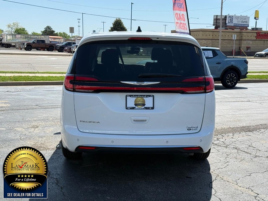 Chrysler Pacifica Vehicle Full-screen Gallery Image 6