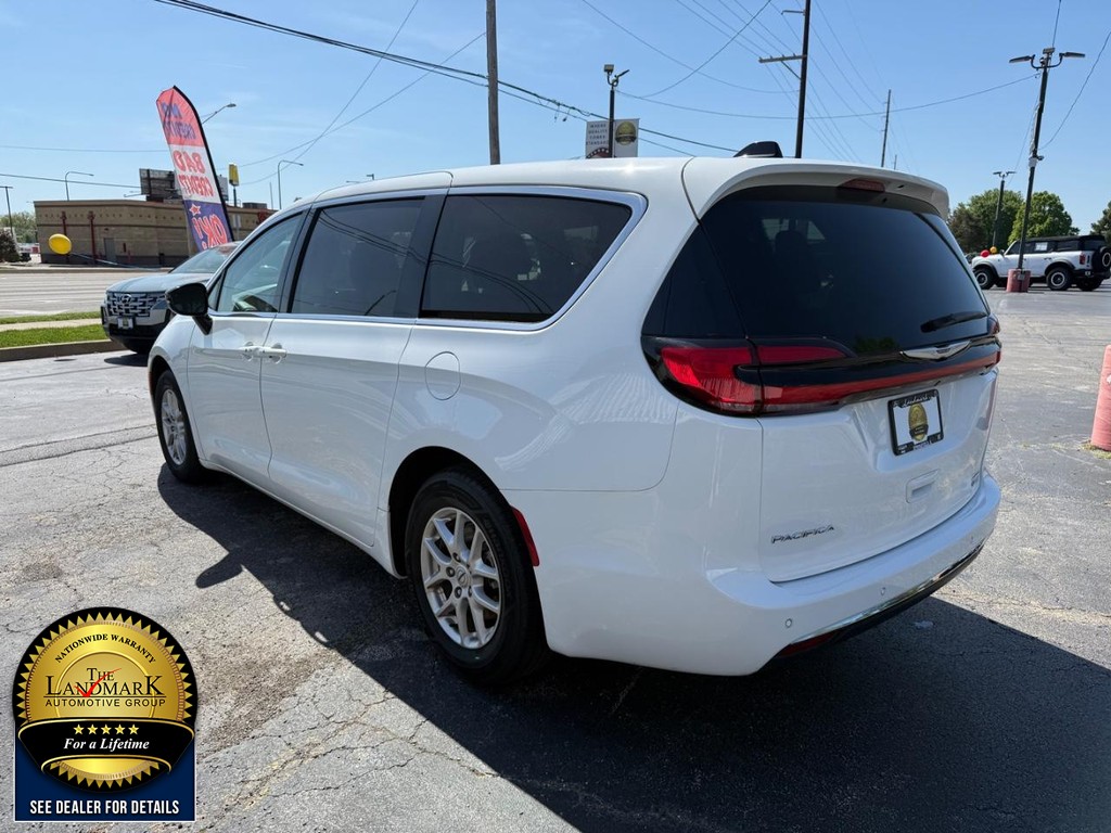 Chrysler Pacifica Vehicle Full-screen Gallery Image 7