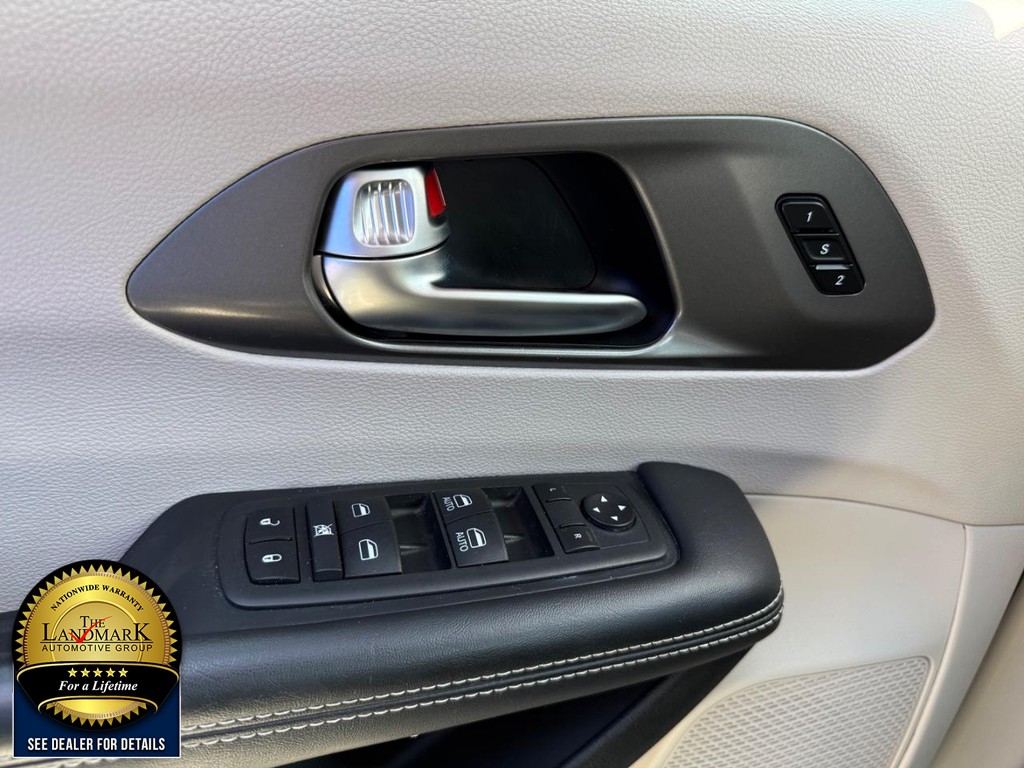 Chrysler Pacifica Vehicle Full-screen Gallery Image 8