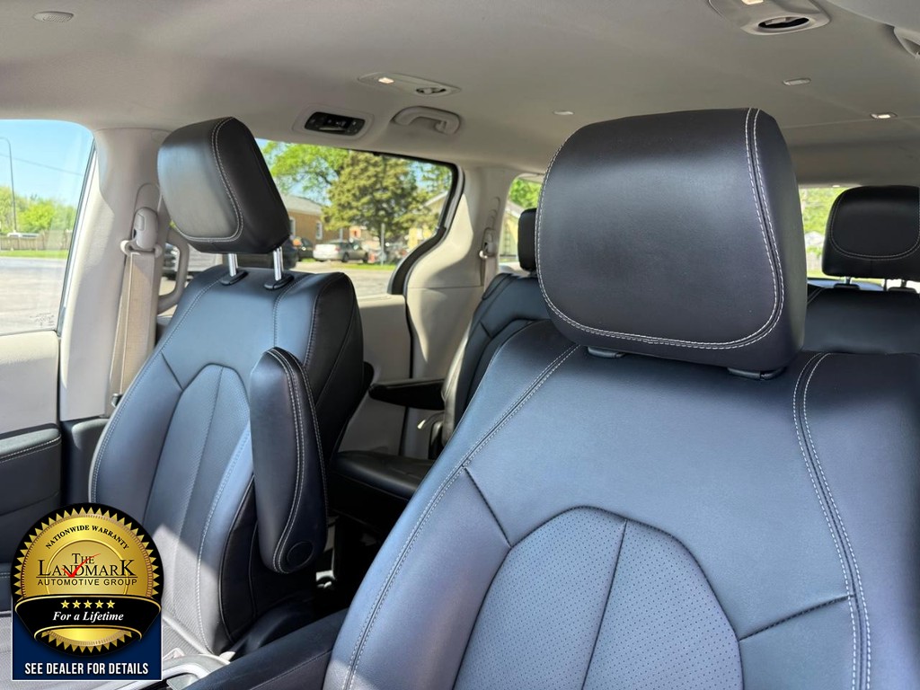 Chrysler Pacifica Vehicle Full-screen Gallery Image 9