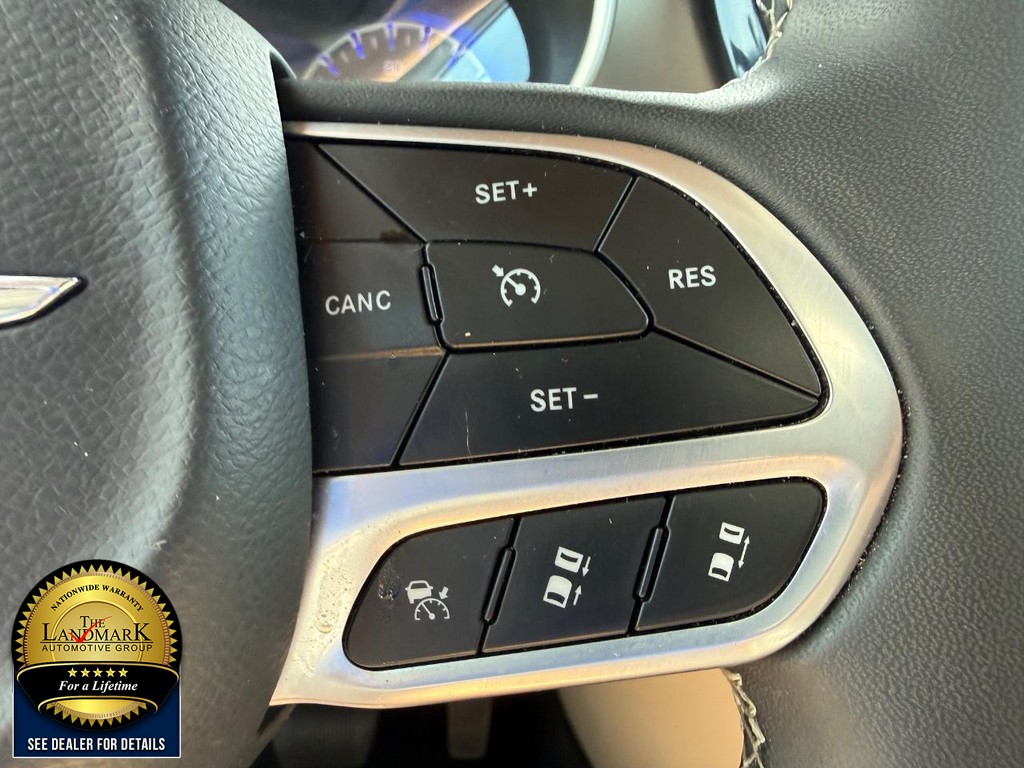 Chrysler Pacifica Vehicle Full-screen Gallery Image 11