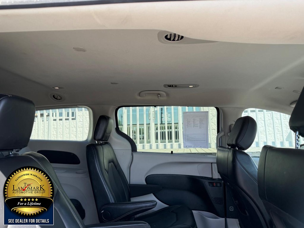 Chrysler Pacifica Vehicle Full-screen Gallery Image 15