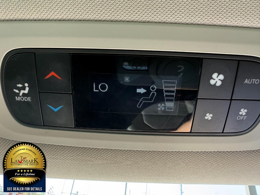 Chrysler Pacifica Vehicle Full-screen Gallery Image 16