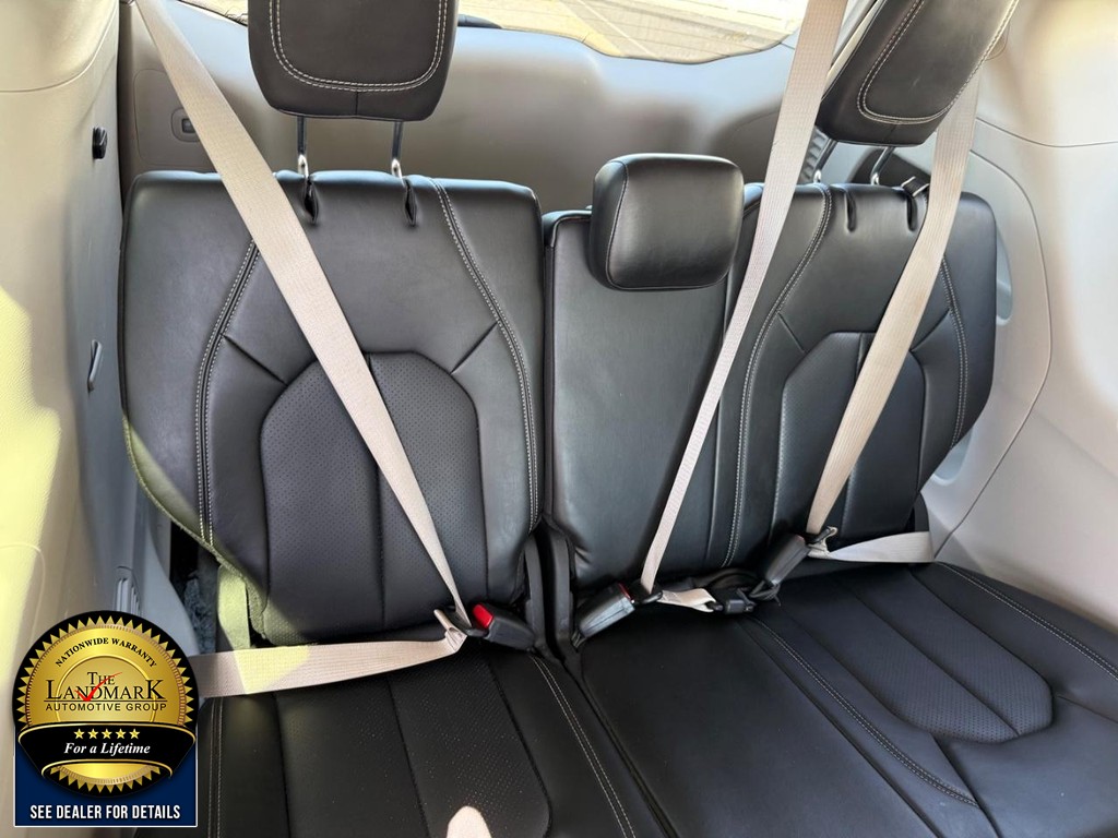 Chrysler Pacifica Vehicle Full-screen Gallery Image 17