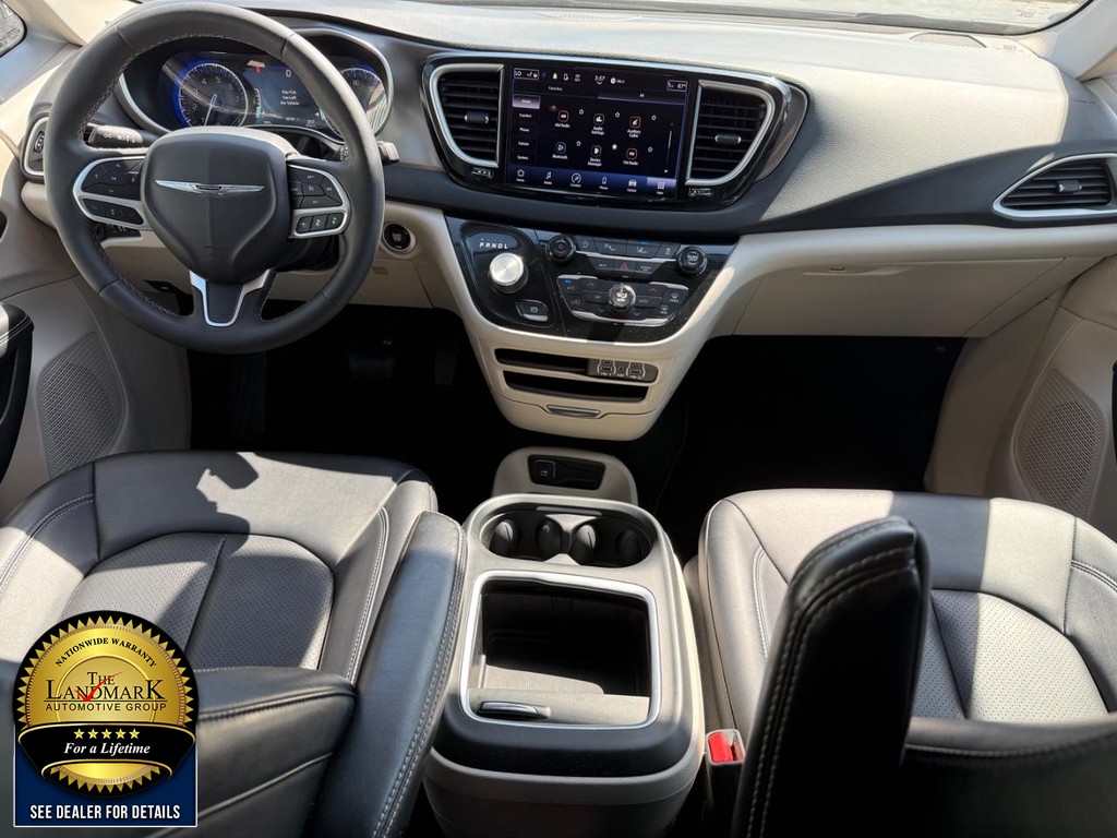 Chrysler Pacifica Vehicle Full-screen Gallery Image 18