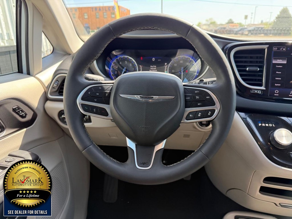 Chrysler Pacifica Vehicle Full-screen Gallery Image 19